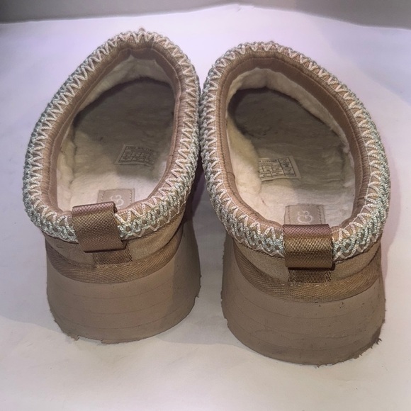 Used Platform UGG Women's Tan Slippers size 8 - Picture 3 of 5